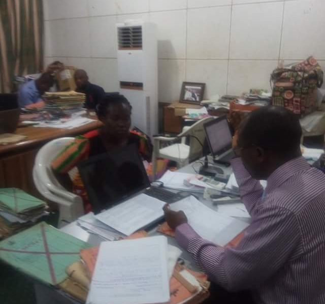 Female School Teacher In Kogi Returns N130,000 to School Committee After Being Overpaid Teahcer Returns OkayNG - Female School Teacher In Kogi Returns N130,000 to School Committee After Being Overpaid