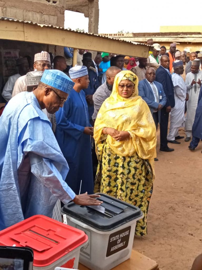 In Daura: Buhari, Wife cast their votes for the governorship and assembly elections Buhari votes Okay ng - In Daura: Buhari, Wife cast their votes for the governorship and assembly elections