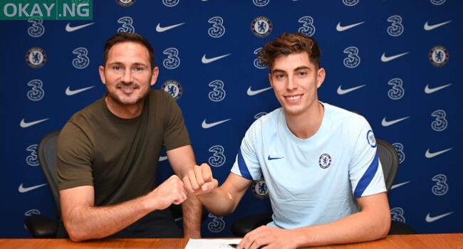 Chelsea coach Frank Lampard and new signing Kai Havertz bump fists after the latter joined the English premier league club from Bayer Leverkusen on September 4, 2020.