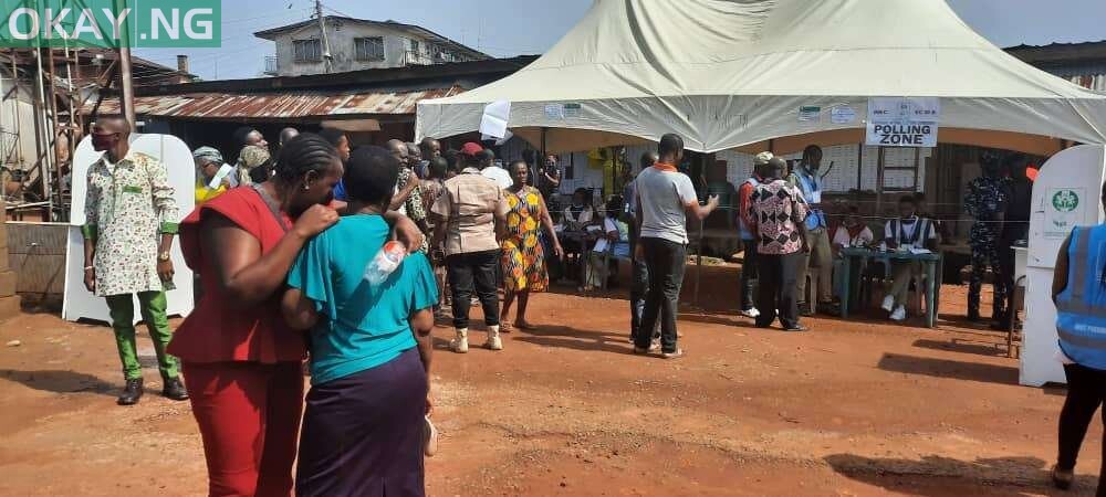 Location: PUs 07 and 15, Ward 5, Amawbia, Awka South LGA. Update: Voting started around 9am. The presiding officers had earlier complained that the BVAS were not working. One of them, who identified himself as Arinze, said a complaint was lodged to the RAC tech.