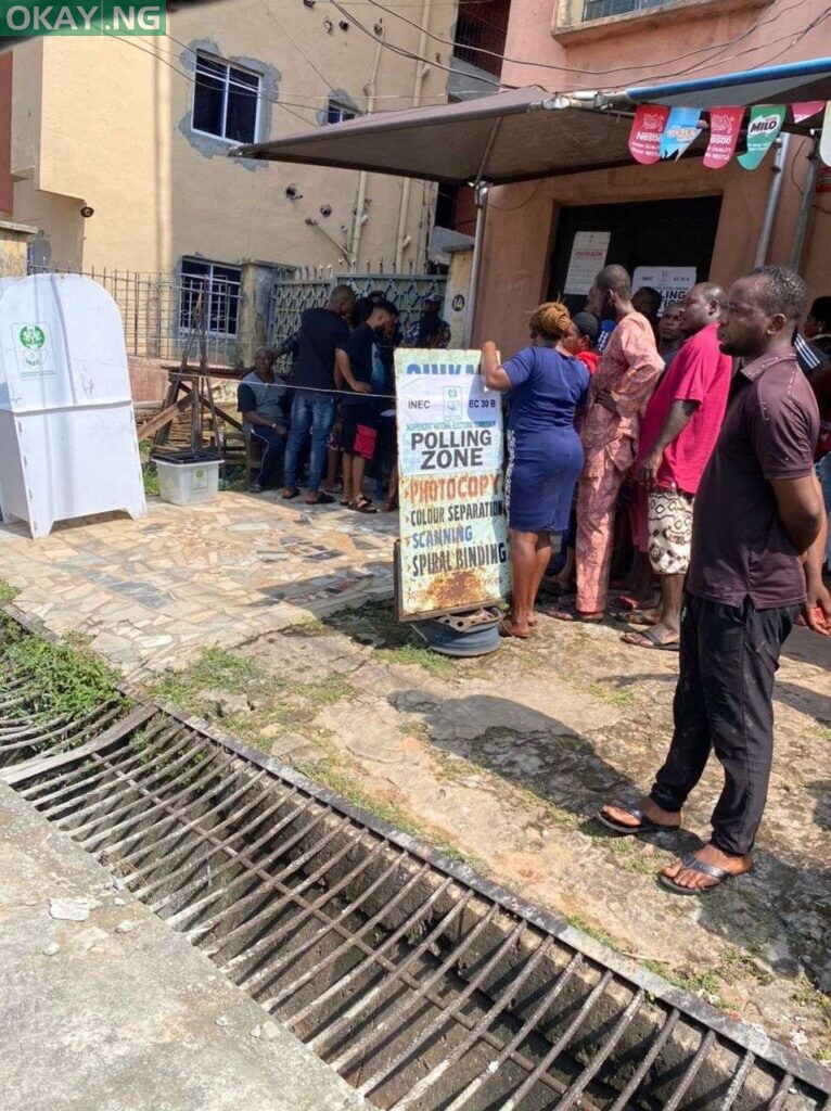 BVAS FRUSTRATES VOTERS  Location: PU 014, Ward 1, Onitsha North.  Update: BVAS is malfunctioning here and frustrated voters say they are getting tired and might return to their houses if nothing is done. 