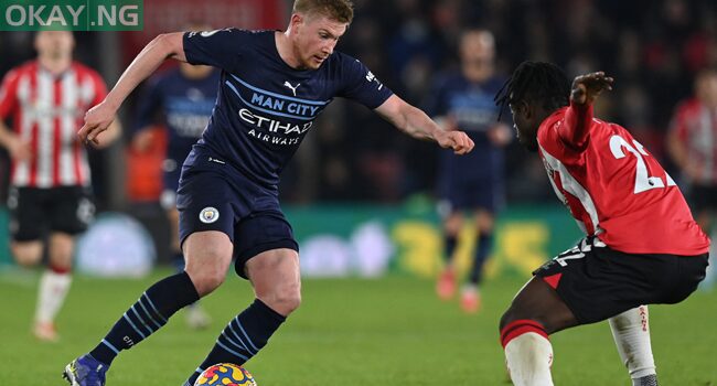 Manchester City’s Belgian midfielder Kevin De Bruyne (L) vies with Southampton’s Ghanaian defender Mohammed Salisu (R) during the English Premier League football match between Southampton and Manchester City at St Mary’s Stadium in Southampton, southern England on January 22, 2022. Glyn KIRK / AFP