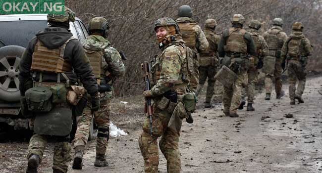 Ukrainian servicemen get ready to repel an attack in Ukraine’s Lugansk region on February 24, 2022. Anatolii STEPANOV / AFP