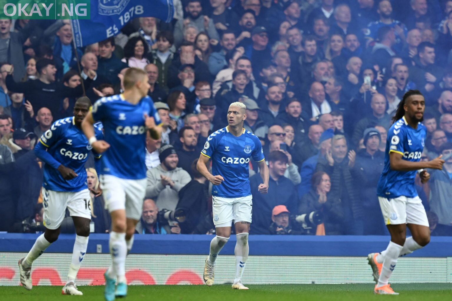 Everton’s Brazilian striker Richarlison (C) celebrates with teammates after scoring the opening goal of the English Premier League football match between Everton and Chelsea at Goodison Park in Liverpool, north west England on May 1, 2022. (Photo by Paul ELLIS / AFP)