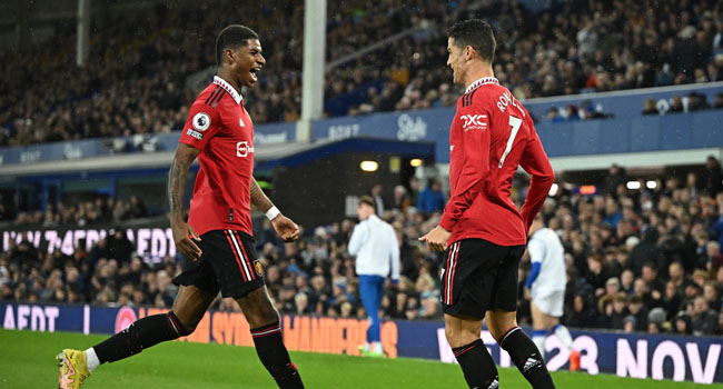 Manchester United’s Portuguese striker Cristiano Ronaldo (R) celebrates scoring his team’s second goal with Manchester United’s English striker Marcus Rashford (L) during the English Premier League football match between Everton and Manchester United at Goodison Park in Liverpool, north west England on October 9, 2022. (Photo by Oli SCARFF / AFP)