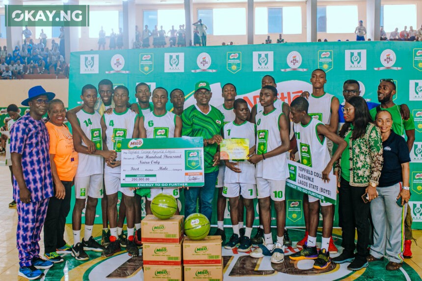 Category Manager for Beverages, Nestlé Nigeria, Mr. Olutayo Olatunji (middle) presenting a certificate to the boys from Topfield College, Ajegunle, Lagos State winners of the boys’ category of the Western Conference of the 23rd MILO Secondary Schools Basketball Championship held in Ibadan recently.